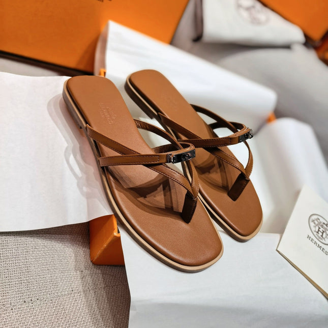 HM 26S KELLY BUCKLE THONG SANDALS IN CARAMEL BROWN CALFSKIN SILVER HARDWARE