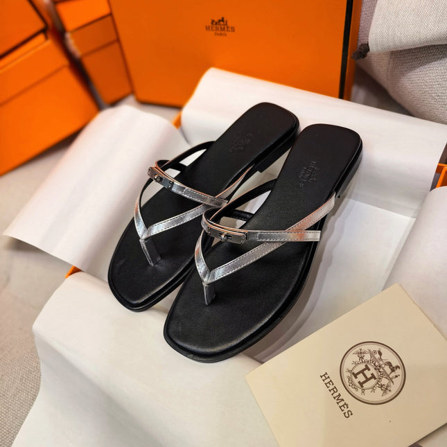 HM 26S KELLY BUCKLE THONG SANDALS IN BLACK CALFSKIN SILVER METALLIC STRAP