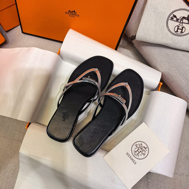 HM 26S KELLY BUCKLE THONG SANDALS IN BLACK CALFSKIN SILVER METALLIC STRAP