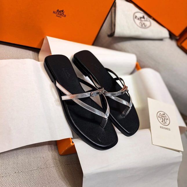 HM 26S KELLY BUCKLE THONG SANDALS IN BLACK CALFSKIN SILVER METALLIC STRAP