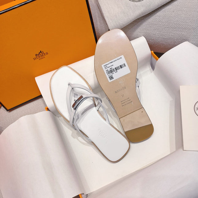 HM 26S KELLY BUCKLE THONG SANDALS IN WHITE CALFSKIN SILVER HARDWARE