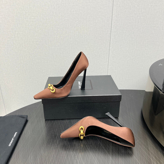 HIGH PUMPS IN TOFFEE BROWN SILK ATTACHED GOLD CHAIN