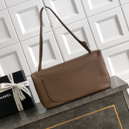 CHANEL 26S SOUPLISSIMO MAXI FLAP MEDIUM 32 IN BROWN GRAINED CALFSKIN GOLD HARDWARE