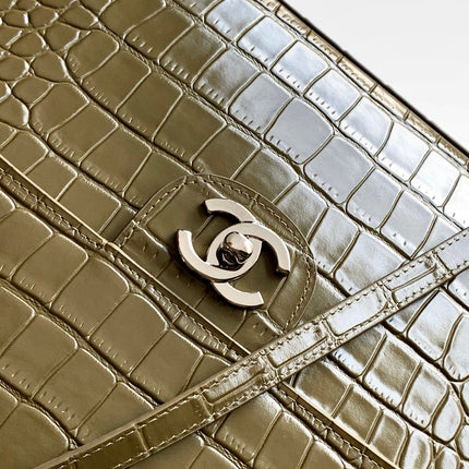 CHANEL 26S SOUPLISSIMO MAXI FLAP 39 IN OLIVE GREEN CROCODILE-EMBOSSED CALFSKIN SILVER HARDWARE