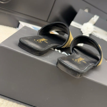 FLAT SLIDE IN BLACK SUEDE WITH GOLD CRYSTALS