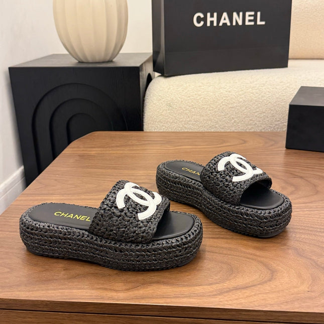 CHANEL 26S PLATFORM SLIDES 40 MM IN BLACK WOVEN RAFFIA
