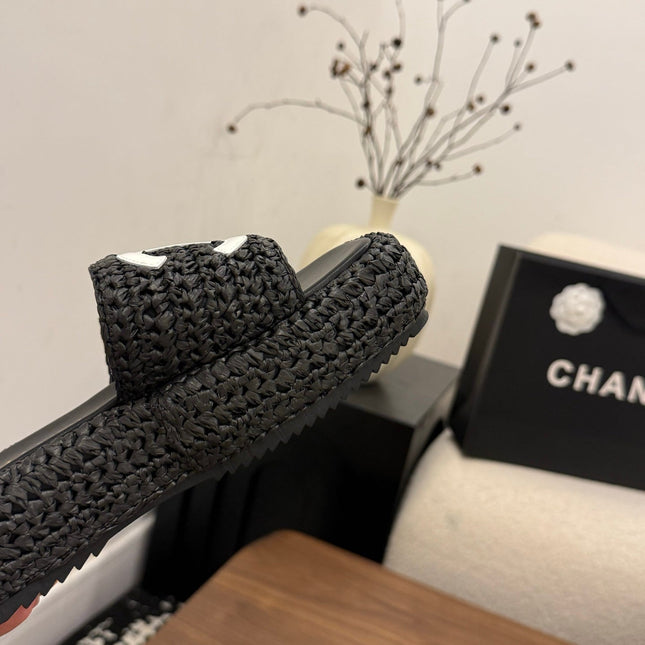 CHANEL 26S PLATFORM SLIDES 40 MM IN BLACK WOVEN RAFFIA