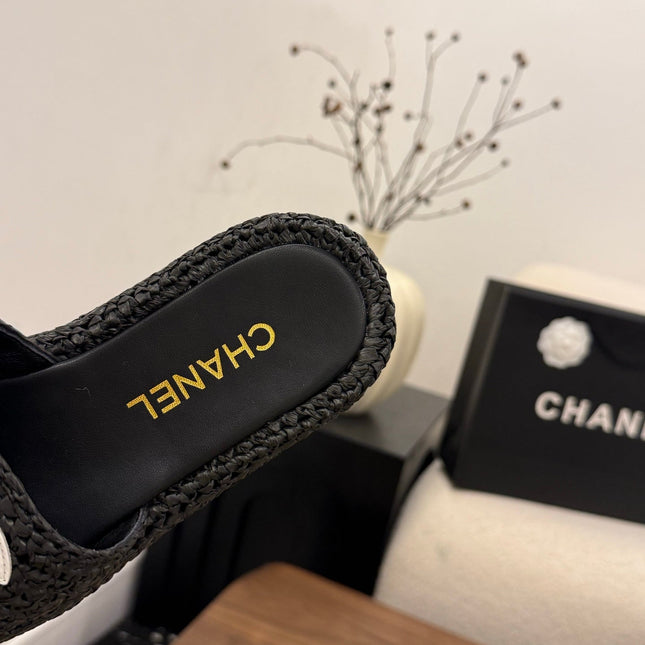 CHANEL 26S PLATFORM SLIDES 40 MM IN BLACK WOVEN RAFFIA