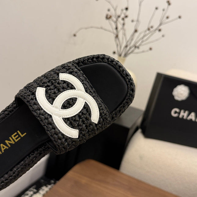 CHANEL 26S PLATFORM SLIDES 40 MM IN BLACK WOVEN RAFFIA