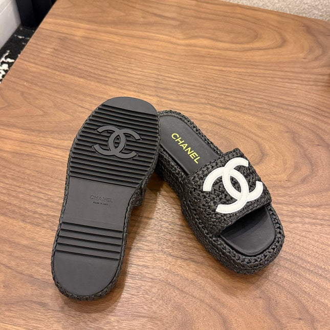 CHANEL 26S PLATFORM SLIDES 40 MM IN BLACK WOVEN RAFFIA