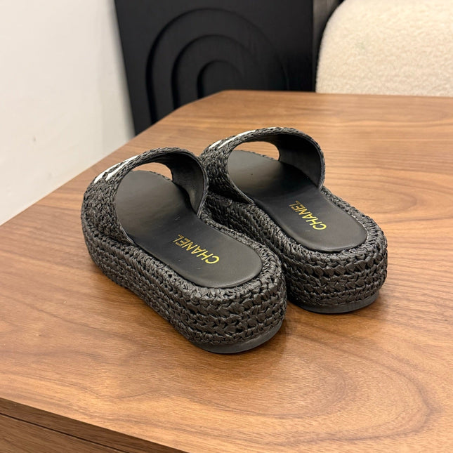 CHANEL 26S PLATFORM SLIDES 40 MM IN BLACK WOVEN RAFFIA