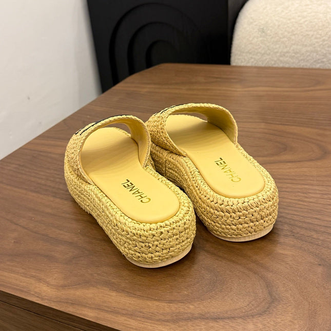 CHANEL 26S PLATFORM SLIDES 40 MM IN PASTEL YELLOW WOVEN RAFFIA