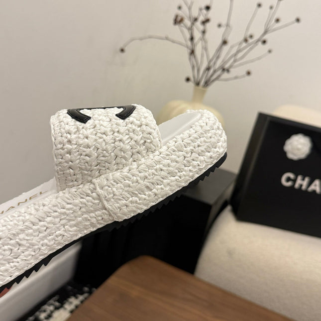 CHANEL 26S PLATFORM SLIDES 40 MM IN WHITE WOVEN RAFFIA