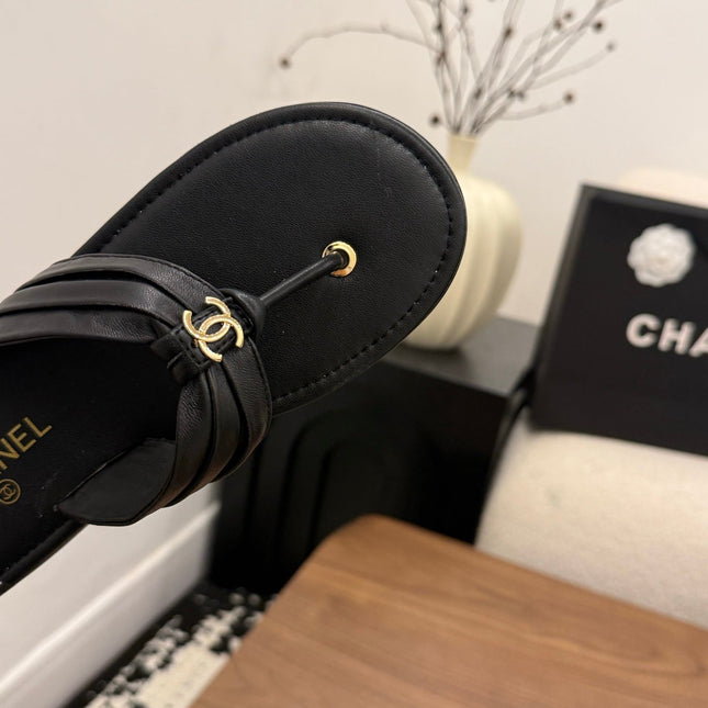 CHANEL 26S THONG SANDALS IN BLACK CALFSKIN WITH CC LOGO