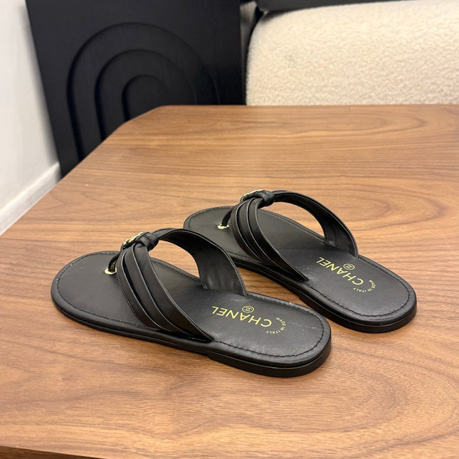 CHANEL 26S THONG SANDALS IN BLACK CALFSKIN WITH CC LOGO