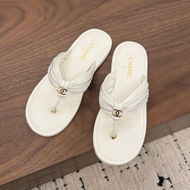 CHANEL 26S THONG SANDALS IN WHITE CALFSKIN WITH CC LOGO