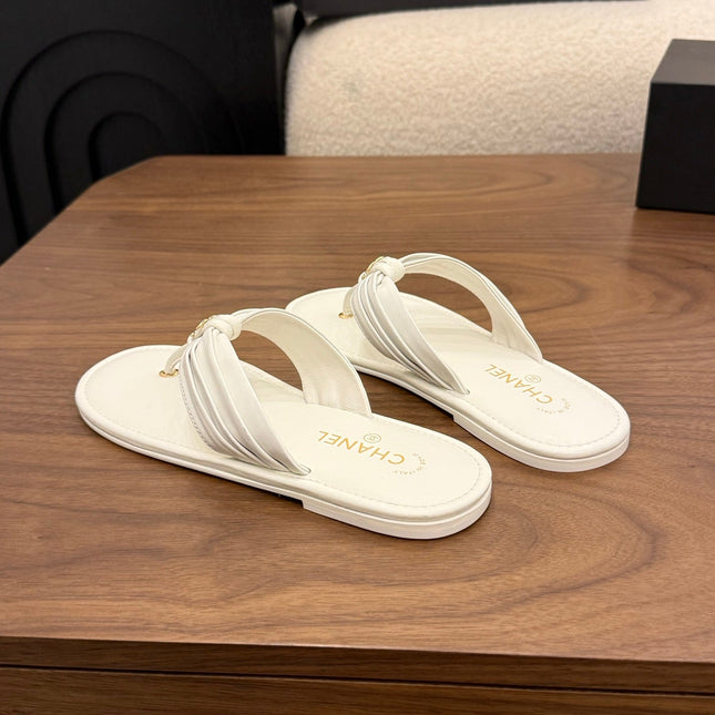 CHANEL 26S THONG SANDALS IN WHITE CALFSKIN WITH CC LOGO