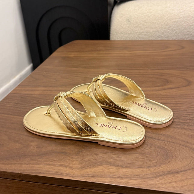 CHANEL 26S THONG SANDALS IN GOLD CALFSKIN WITH CC LOGO