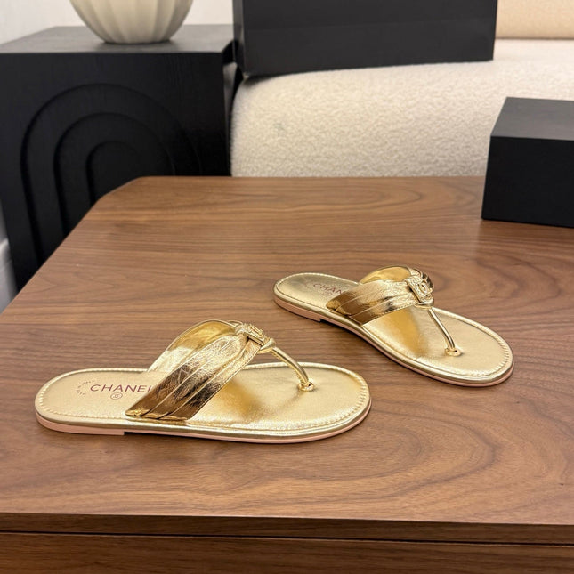 CHANEL 26S THONG SANDALS IN GOLD CALFSKIN WITH CC LOGO