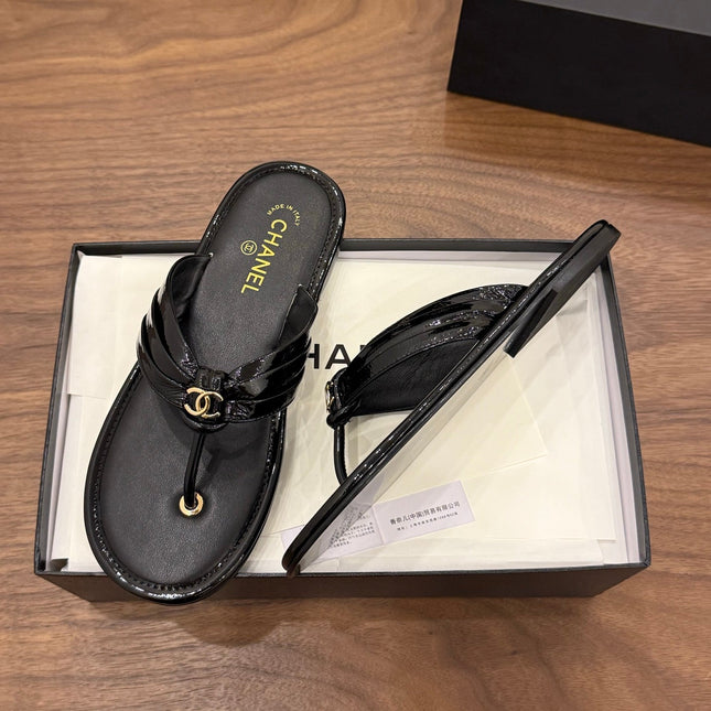 CHANEL 26S THONG SANDALS IN BLACK PATENT CALFSKIN WITH CC LOGO