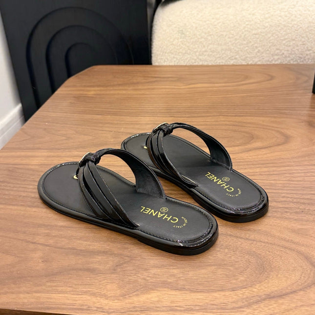 CHANEL 26S THONG SANDALS IN BLACK PATENT CALFSKIN WITH CC LOGO