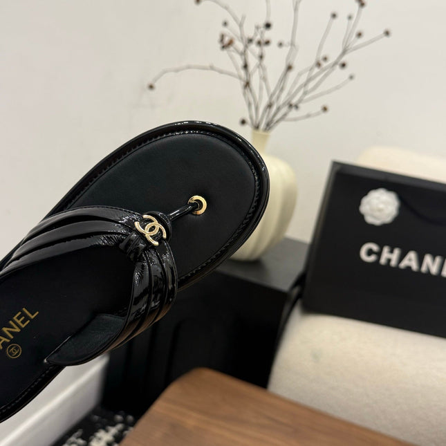 CHANEL 26S THONG SANDALS IN BLACK PATENT CALFSKIN WITH CC LOGO