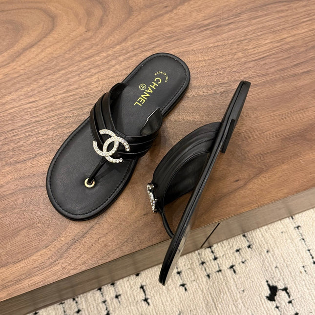 CHANEL 26S THONG SANDALS IN BLACK CALFSKIN WITH RHINESTONE CC LOGO
