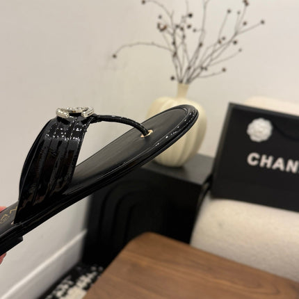 CHANEL 26S THONG SANDALS IN BLACK PATENT CALFSKIN WITH RHINESTONE CC LOGO