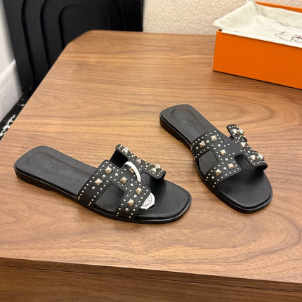 HM 26S ORAN STUDDED SANDALS IN BLACK CALFSKIN