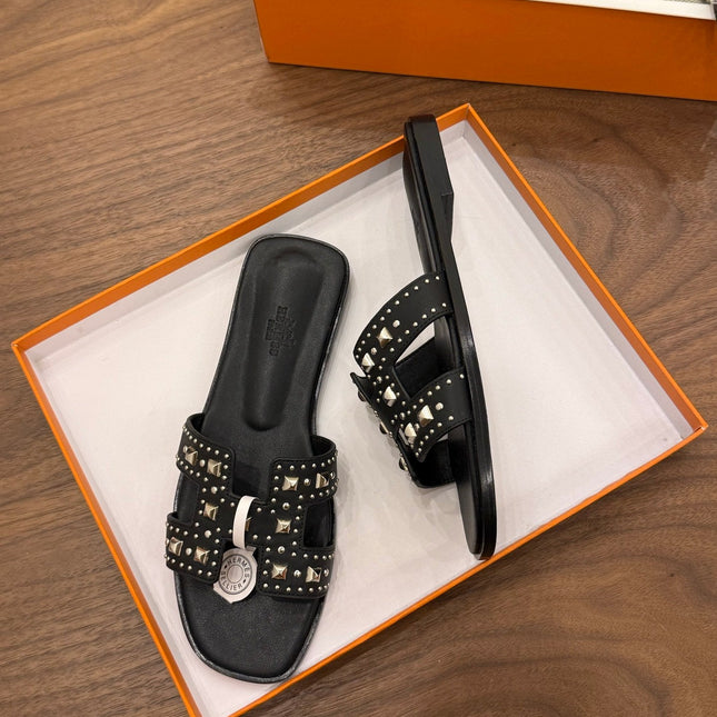 HM 26S ORAN STUDDED SANDALS IN BLACK CALFSKIN