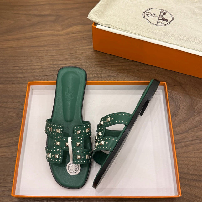 HM 26S ORAN STUDDED SANDALS IN EMERALD GREEN CALFSKIN