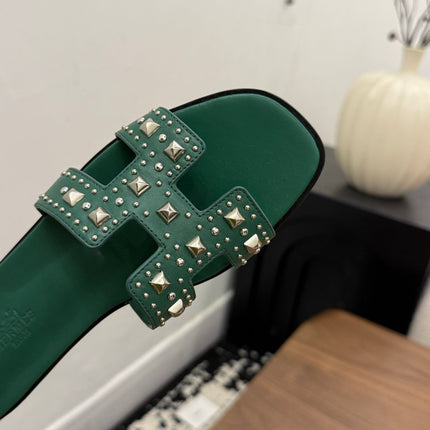 HM 26S ORAN STUDDED SANDALS IN EMERALD GREEN CALFSKIN