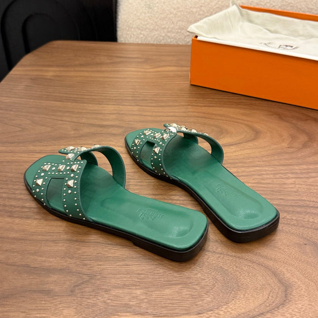 HM 26S ORAN STUDDED SANDALS IN EMERALD GREEN CALFSKIN