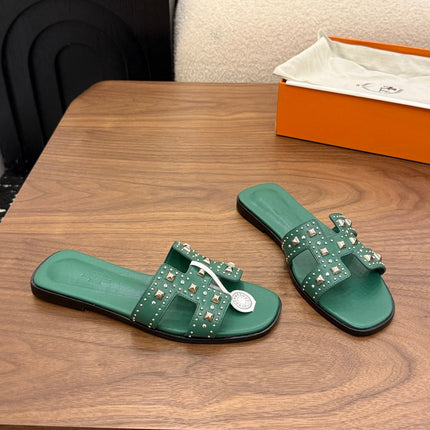 HM 26S ORAN STUDDED SANDALS IN EMERALD GREEN CALFSKIN