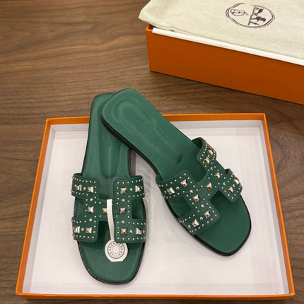 HM 26S ORAN STUDDED SANDALS IN EMERALD GREEN CALFSKIN