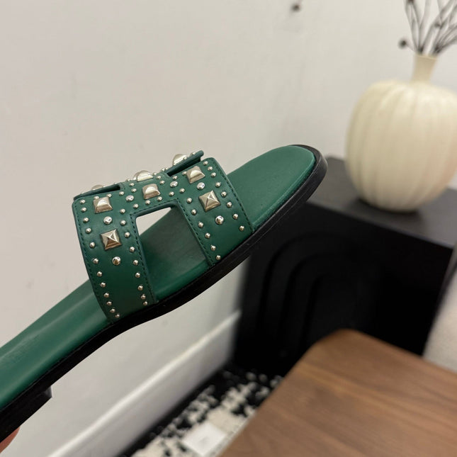HM 26S ORAN STUDDED SANDALS IN EMERALD GREEN CALFSKIN