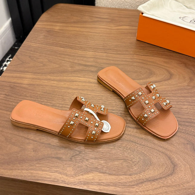 HM 26S ORAN STUDDED SANDALS IN BROWN CALFSKIN