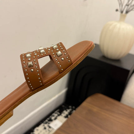 HM 26S ORAN STUDDED SANDALS IN BROWN CALFSKIN