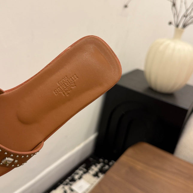 HM 26S ORAN STUDDED SANDALS IN BROWN CALFSKIN