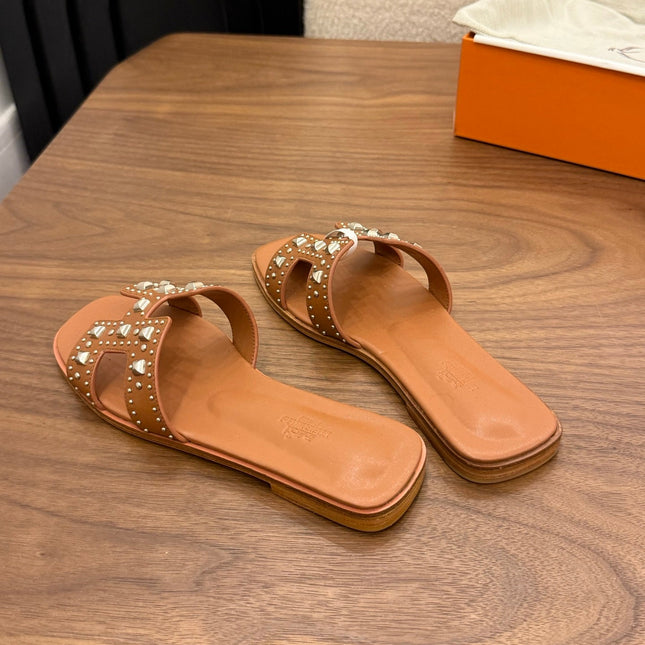 HM 26S ORAN STUDDED SANDALS IN BROWN CALFSKIN