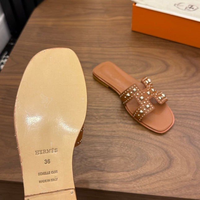 HM 26S ORAN STUDDED SANDALS IN BROWN CALFSKIN
