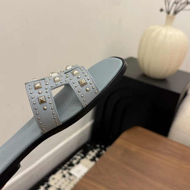 HM 26S ORAN STUDDED SANDALS IN DUSTY BLUE CALFSKIN