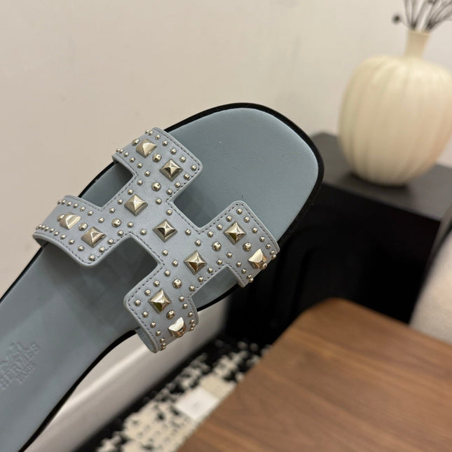HM 26S ORAN STUDDED SANDALS IN DUSTY BLUE CALFSKIN