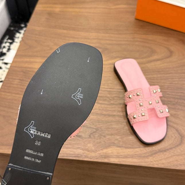 HM 26S ORAN STUDDED SANDALS IN LIGHT PINK CALFSKIN