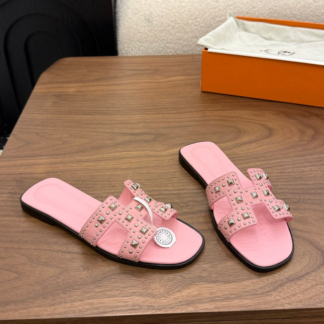 HM 26S ORAN STUDDED SANDALS IN LIGHT PINK CALFSKIN