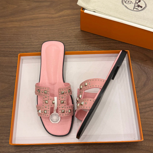 HM 26S ORAN STUDDED SANDALS IN LIGHT PINK CALFSKIN