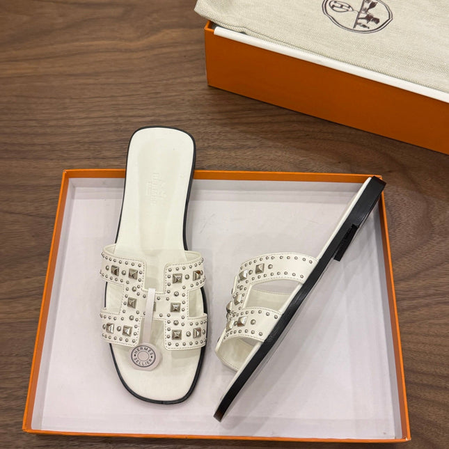 HM 26S ORAN STUDDED SANDALS IN WHITE CALFSKIN