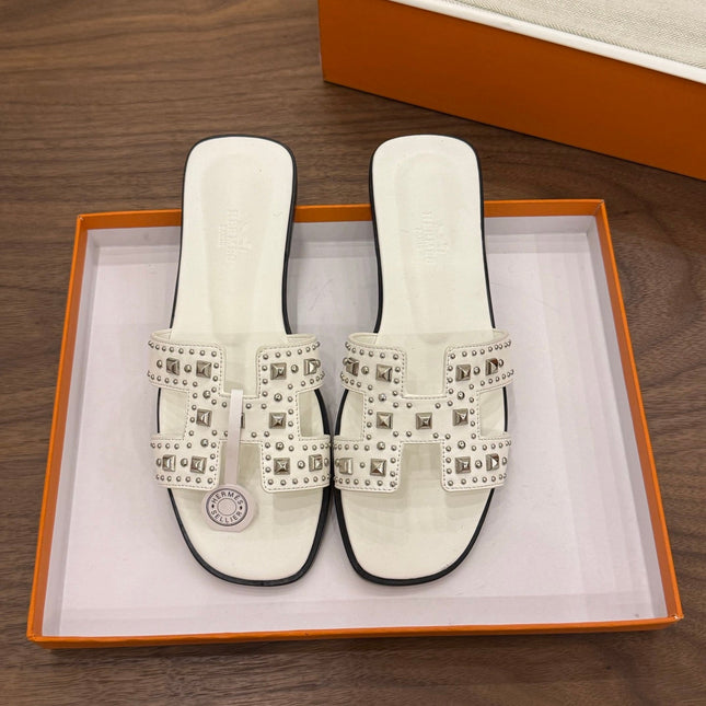HM 26S ORAN STUDDED SANDALS IN WHITE CALFSKIN