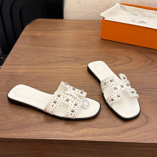 HM 26S ORAN STUDDED SANDALS IN WHITE CALFSKIN