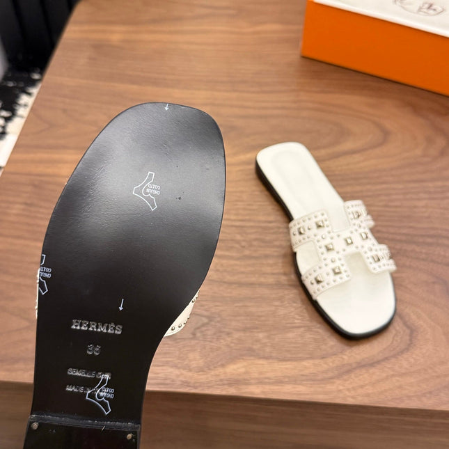 HM 26S ORAN STUDDED SANDALS IN WHITE CALFSKIN